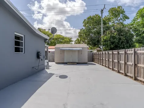 320 N 69th Way Hollywood FL 33024