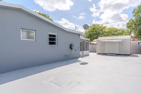 320 N 69th Way Hollywood FL 33024