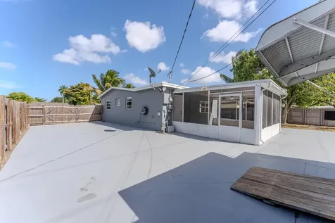 320 N 69th Way Hollywood FL 33024
