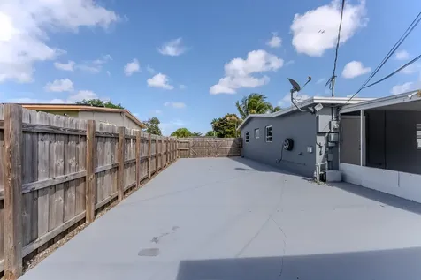 320 N 69th Way Hollywood FL 33024