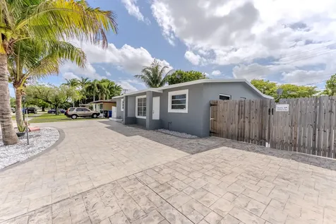 320 N 69th Way Hollywood FL 33024