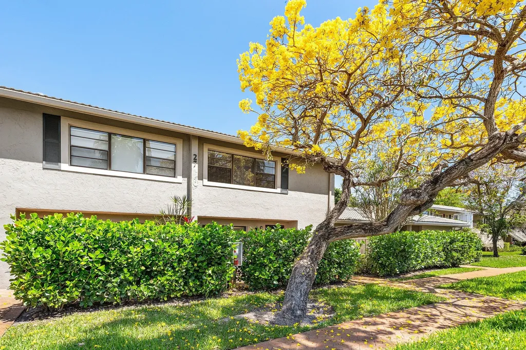 27 Stratford Lane W Boynton Beach FL 33436