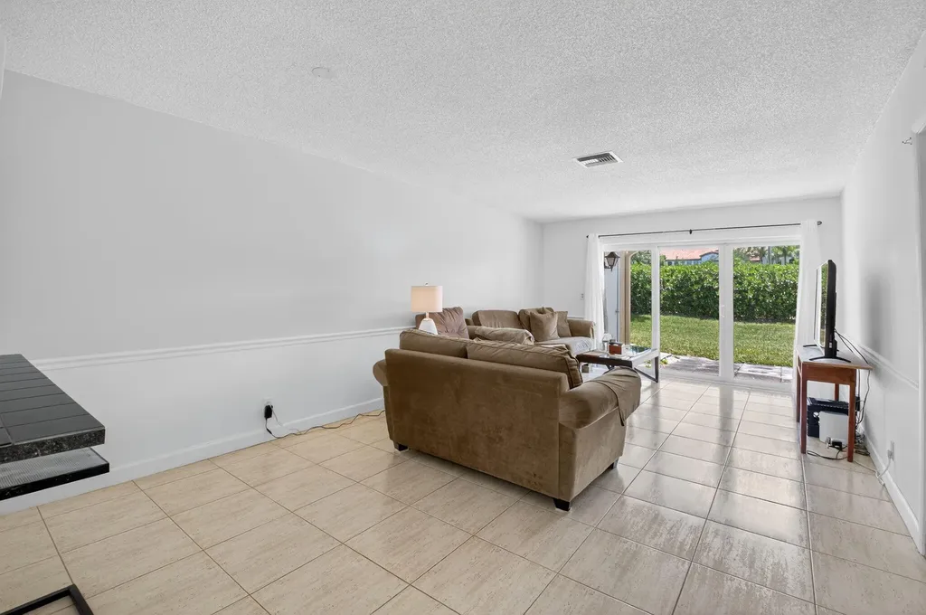 13984 Vía Flora Delray Beach FL 33484