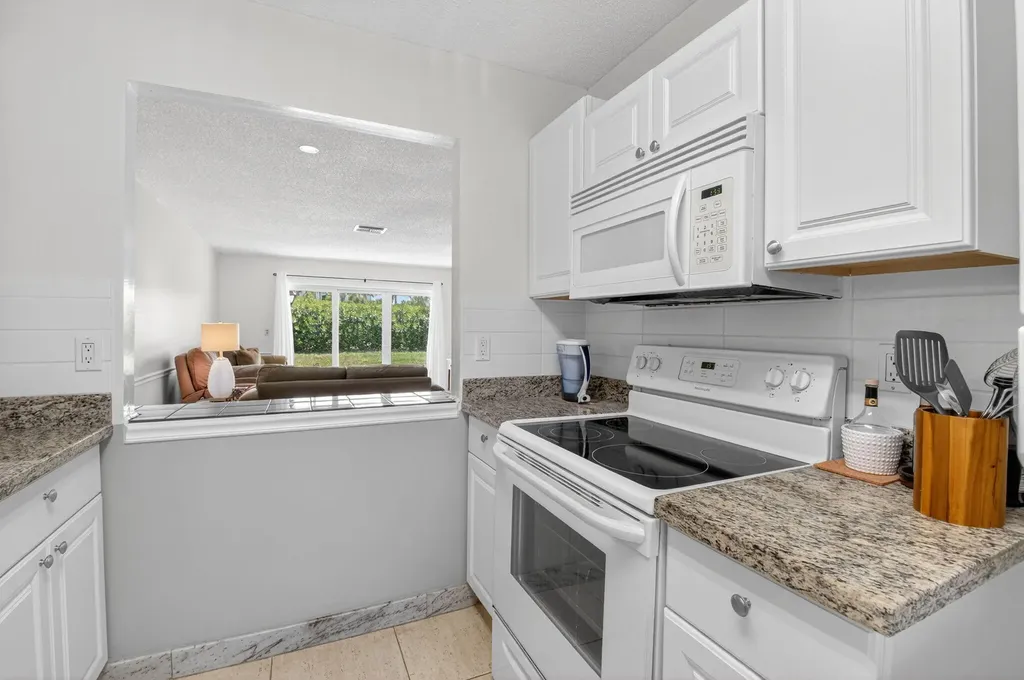13984 Vía Flora Delray Beach FL 33484