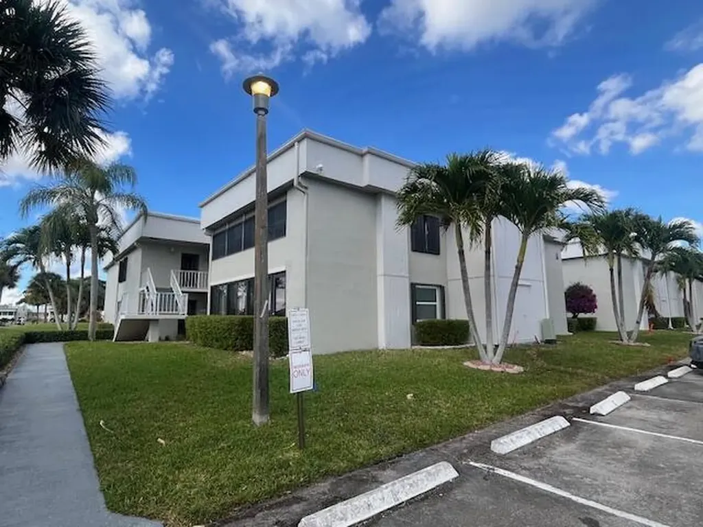 27 Capri Delray Beach FL 33484