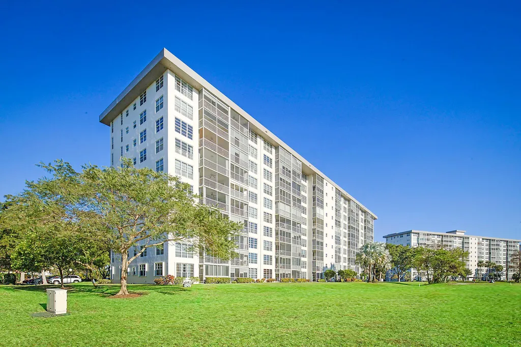 575 Oaks Lane Pompano Beach FL 33069