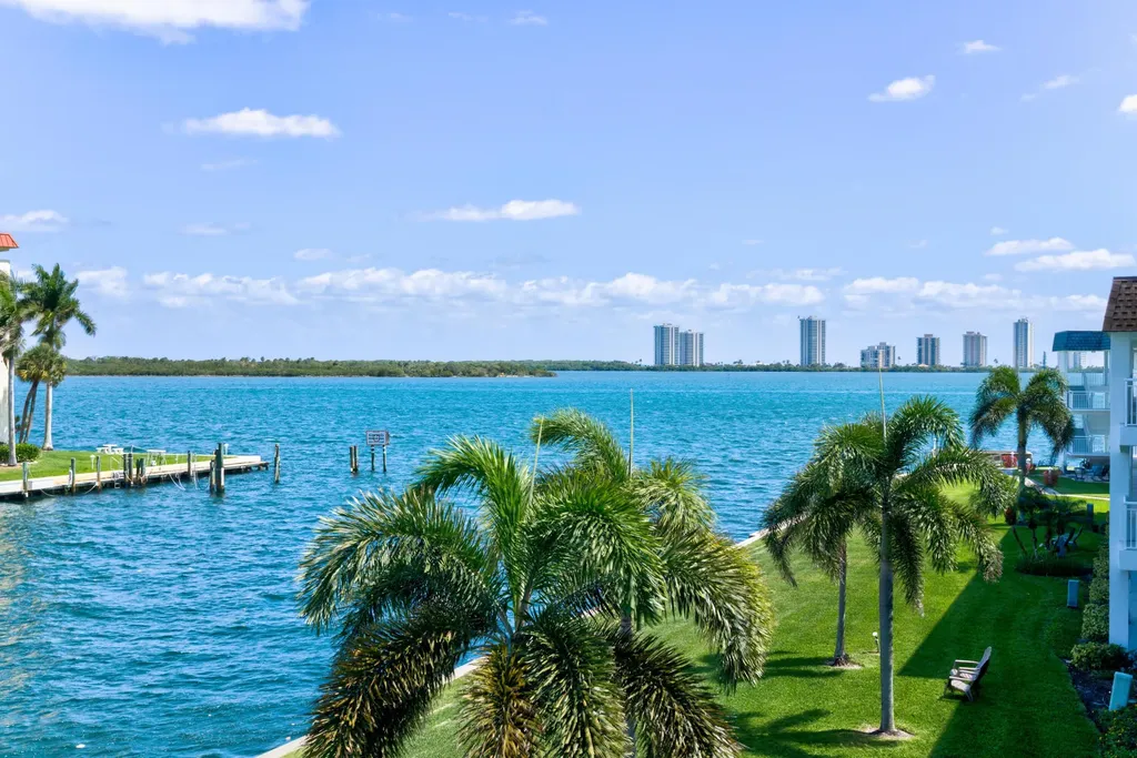 111 Shore Court North Palm Beach FL 33408