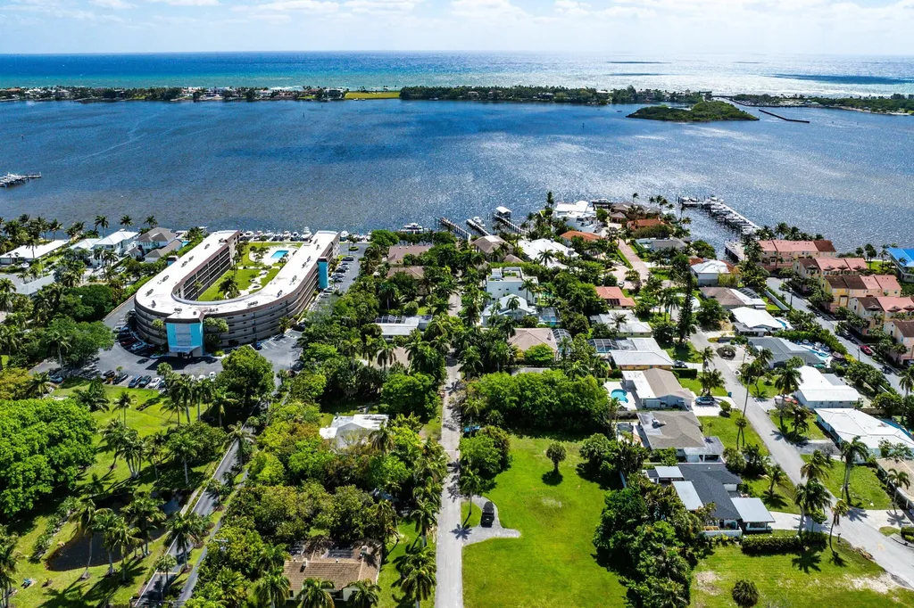 631 Lakeside Harbor Boynton Beach FL 33435