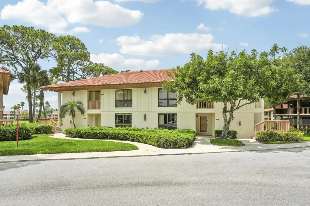 302 Brackenwood Circle Palm Beach Gardens FL 33418