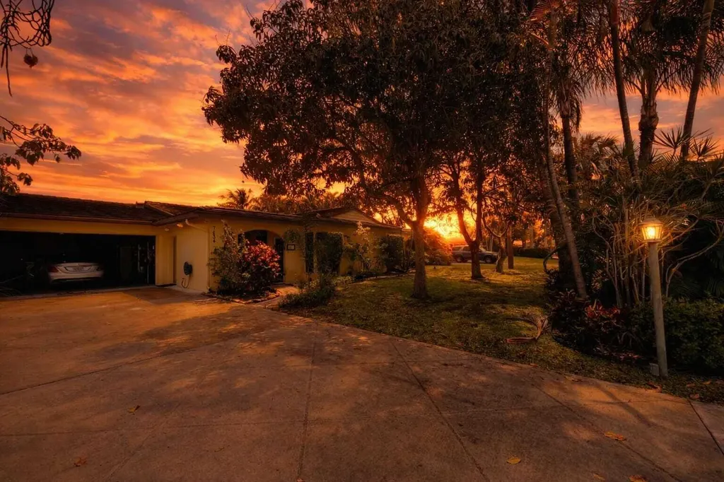 7834 Edgewater Drive Lake Clarke Shores FL 33406