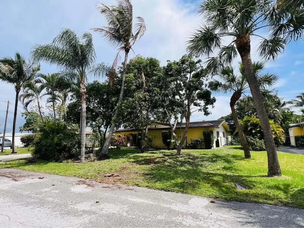 7834 Edgewater Drive Lake Clarke Shores FL 33406