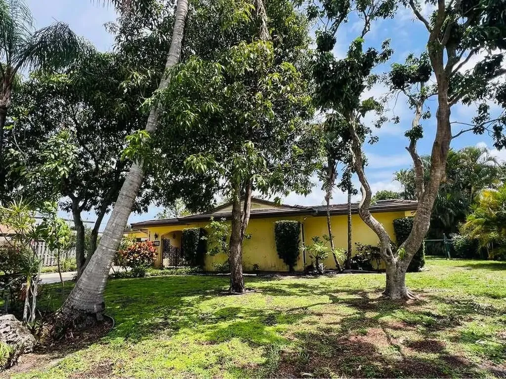 7834 Edgewater Drive Lake Clarke Shores FL 33406
