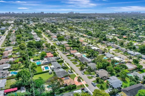 831 NW 39th Street Oakland Park FL 33309