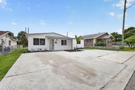 1225 W 32 Street Riviera Beach FL 33404