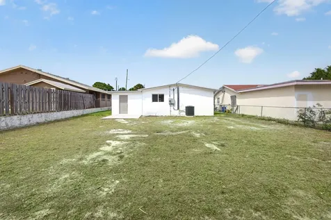 1225 W 32 Street Riviera Beach FL 33404