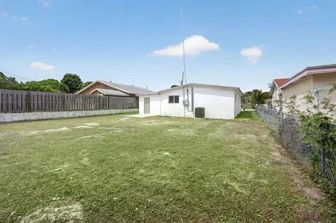 1225 W 32 Street Riviera Beach FL 33404