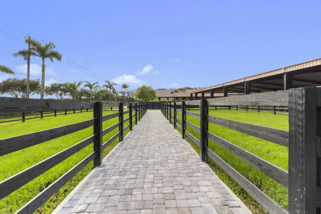 4985 Stables Way Wellington FL 33414