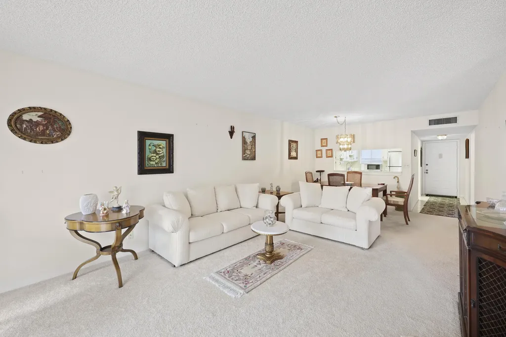 3154 Via Poinciana Greenacres FL 33467