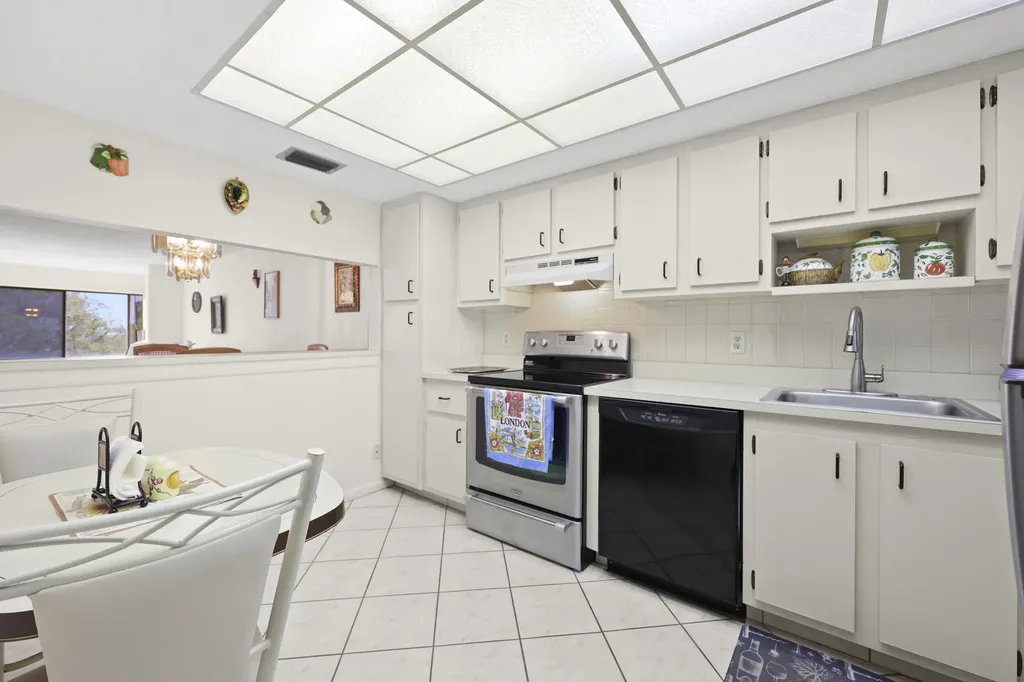 3154 Via Poinciana Greenacres FL 33467