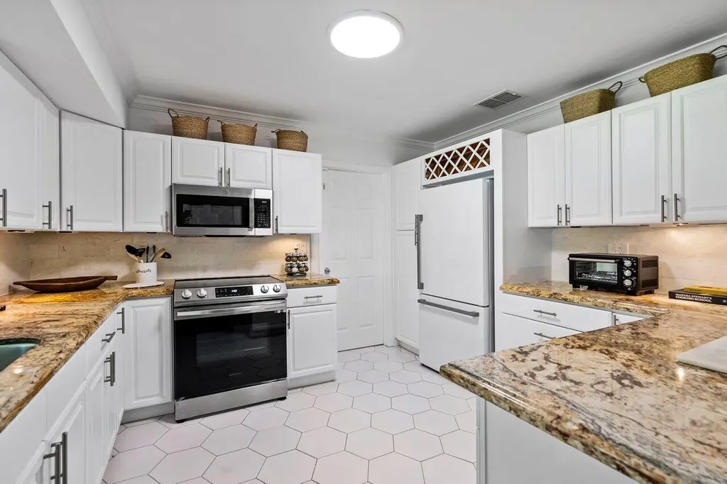 5221 NE 26th Avenue Lighthouse Point FL 33064