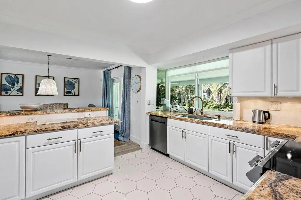 5221 NE 26th Avenue Lighthouse Point FL 33064