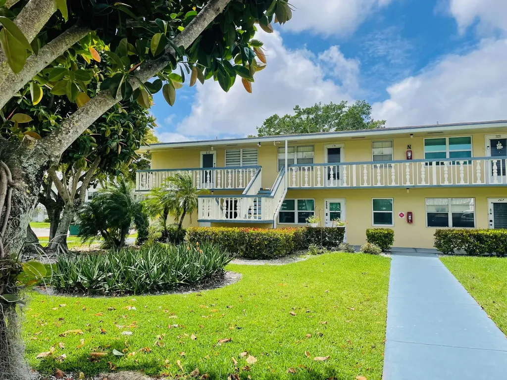 277 Chatham N West Palm Beach FL 33417