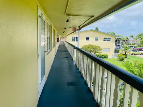 277 Chatham N West Palm Beach FL 33417