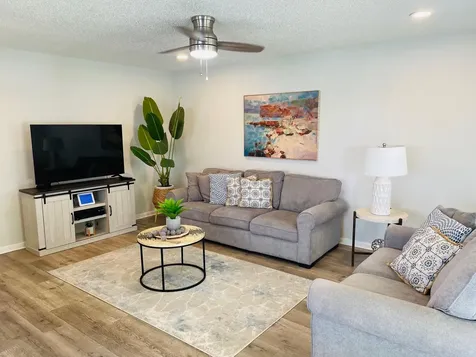 277 Chatham N West Palm Beach FL 33417