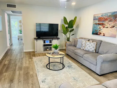 277 Chatham N West Palm Beach FL 33417