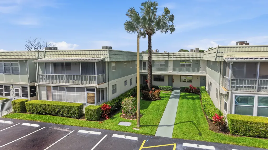 284 Flanders F Delray Beach FL 33484