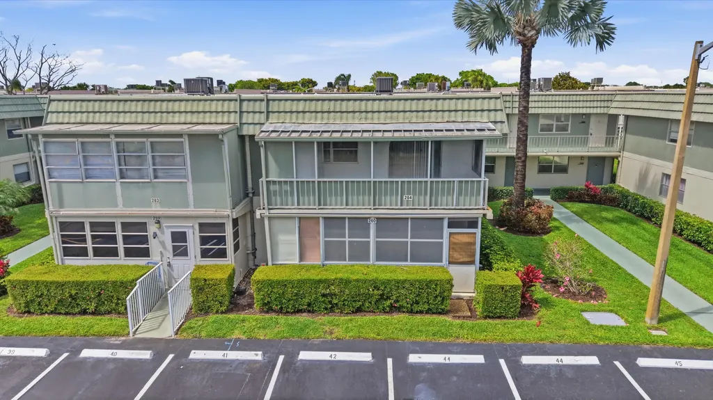 284 Flanders F Delray Beach FL 33484