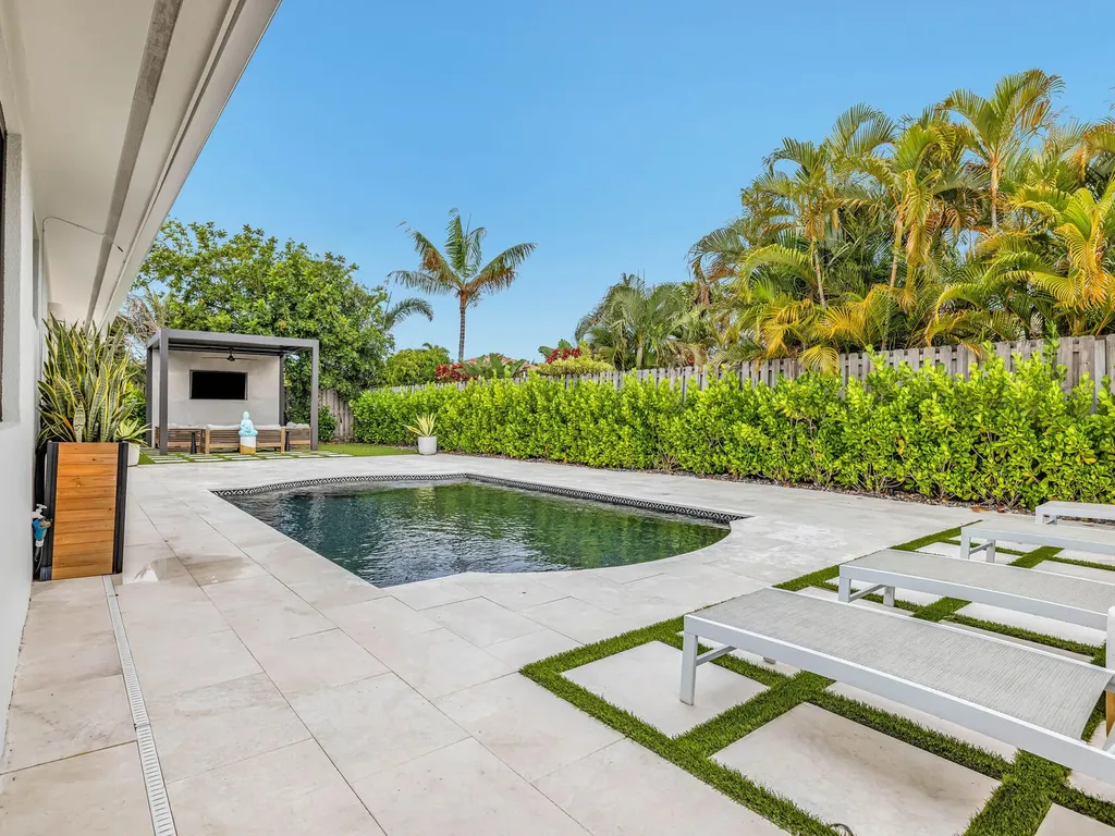 2751 NE 53rd Street Lighthouse Point FL 33064