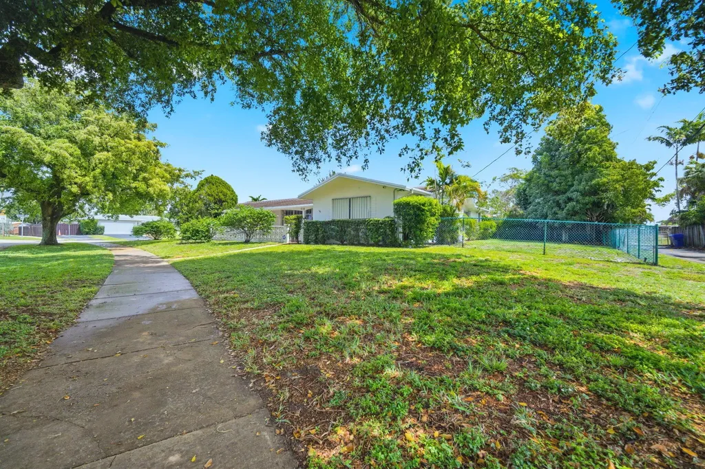 321 E Chaminade Drive Hollywood FL 33021