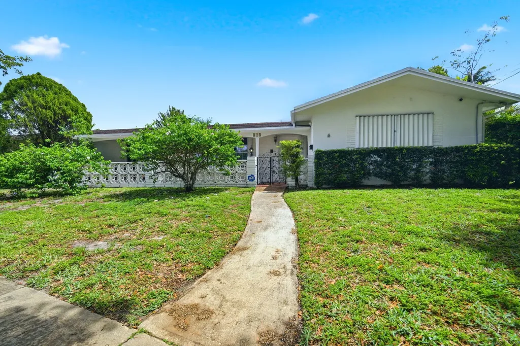 321 E Chaminade Drive Hollywood FL 33021