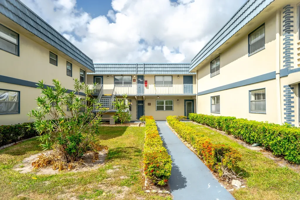 233 Brittany E Delray Beach FL 33446