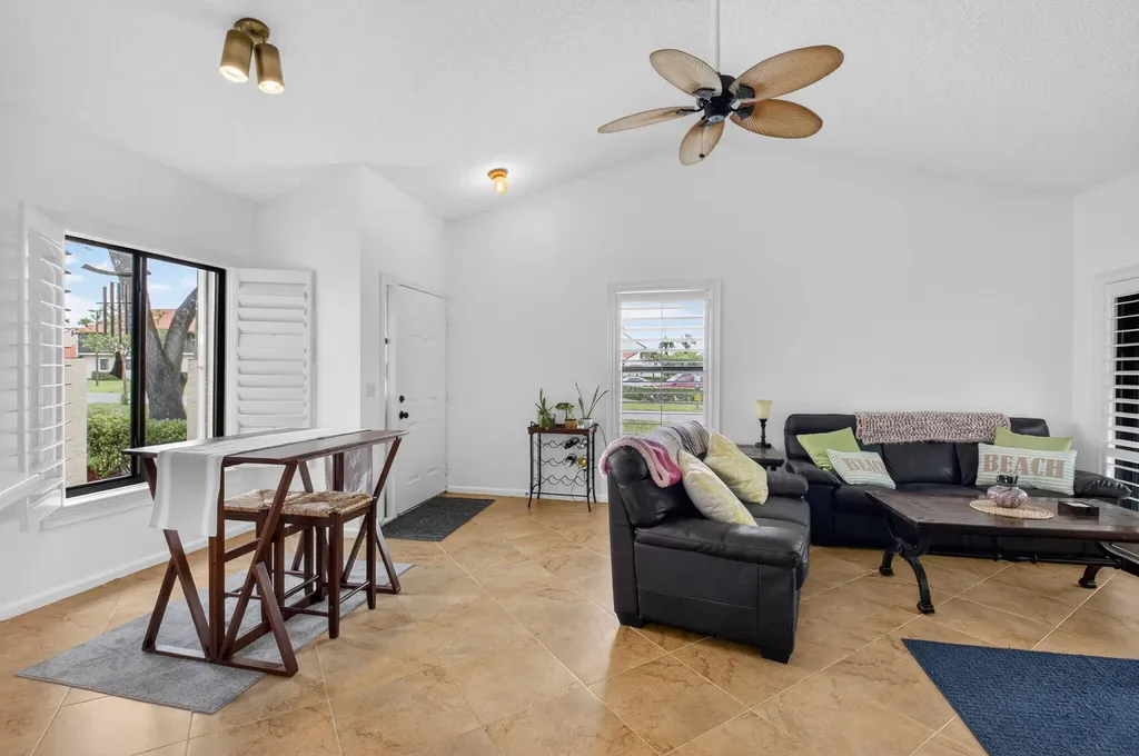 10 Vía De Casas Sur Boynton Beach FL 33426