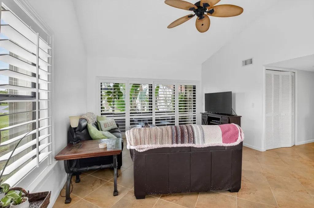 10 Vía De Casas Sur Boynton Beach FL 33426