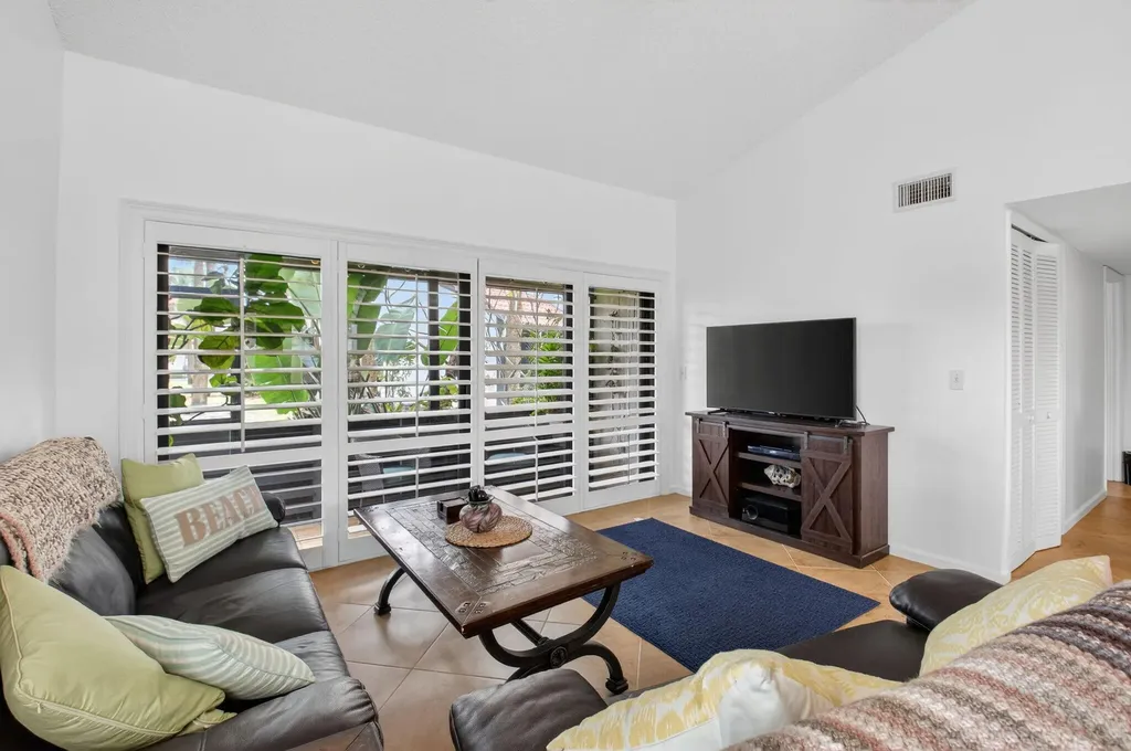 10 Vía De Casas Sur Boynton Beach FL 33426