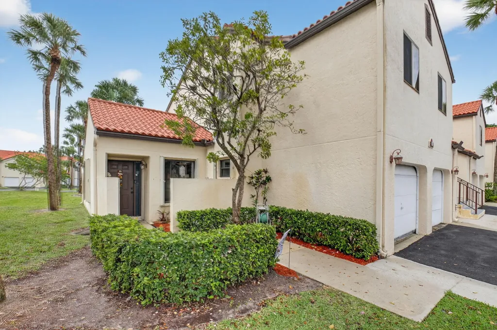 10 Vía De Casas Sur Boynton Beach FL 33426