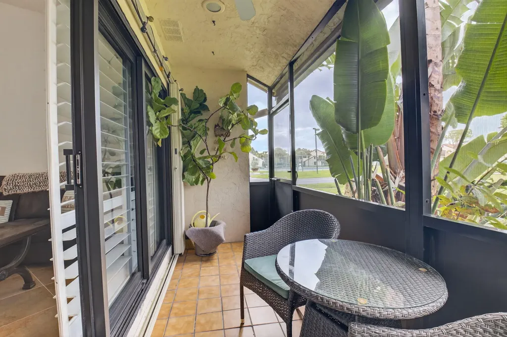 10 Vía De Casas Sur Boynton Beach FL 33426