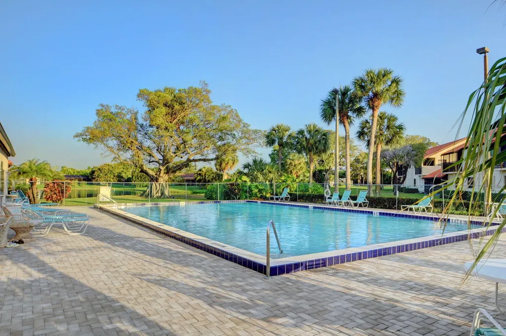 10 Vía De Casas Sur Boynton Beach FL 33426