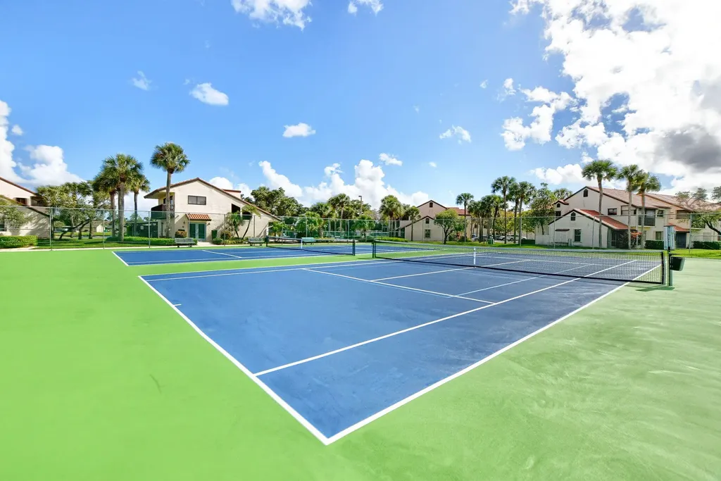 10 Vía De Casas Sur Boynton Beach FL 33426