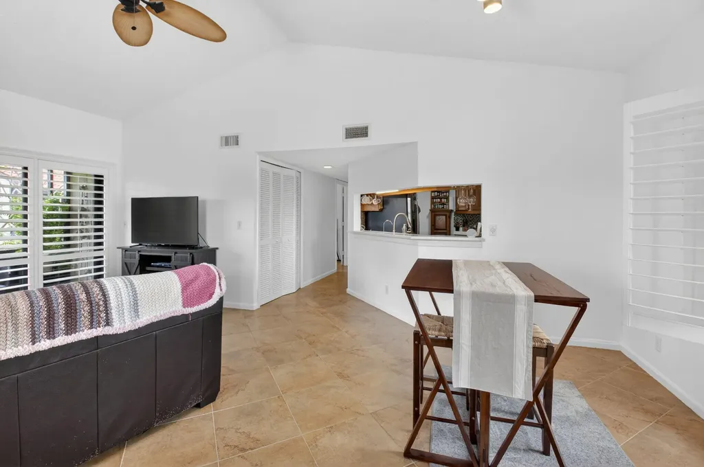 10 Vía De Casas Sur Boynton Beach FL 33426