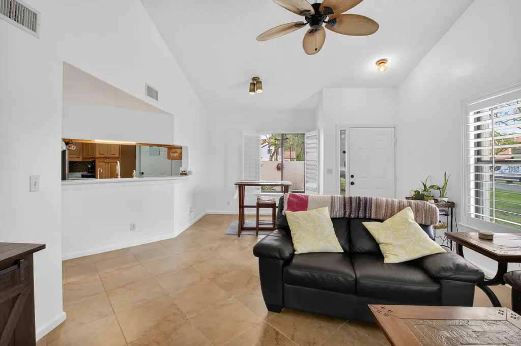 10 Vía De Casas Sur Boynton Beach FL 33426