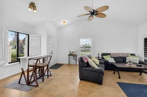 10 Vía De Casas Sur Boynton Beach FL 33426