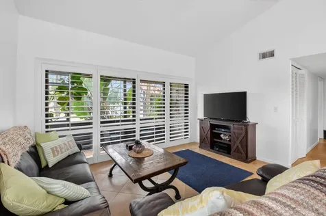 10 Vía De Casas Sur Boynton Beach FL 33426