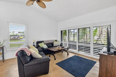 10 Vía De Casas Sur Boynton Beach FL 33426
