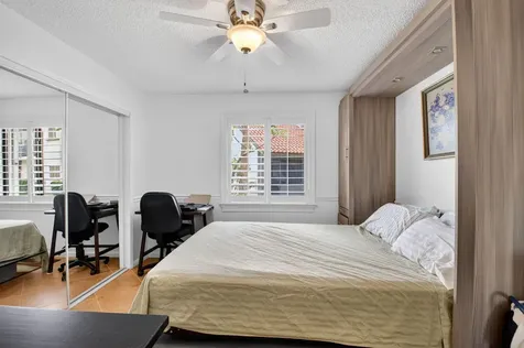 10 Vía De Casas Sur Boynton Beach FL 33426