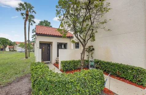 10 Vía De Casas Sur Boynton Beach FL 33426