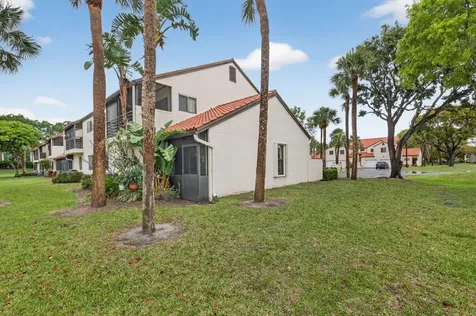 10 Vía De Casas Sur Boynton Beach FL 33426